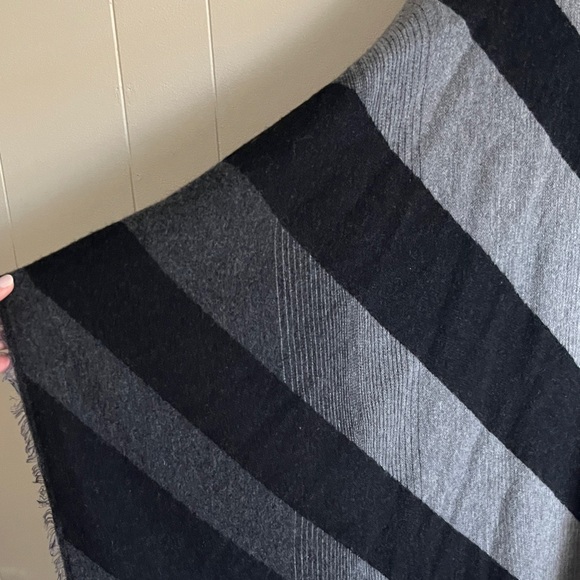 Eileen Fisher Black and Light Gray Wool Office Winter Poncho Wrap Kimono Shawl - Picture 13 of 15